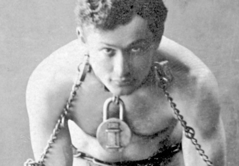 10 Secrets Behind Harry Houdini's Greatest Illusions