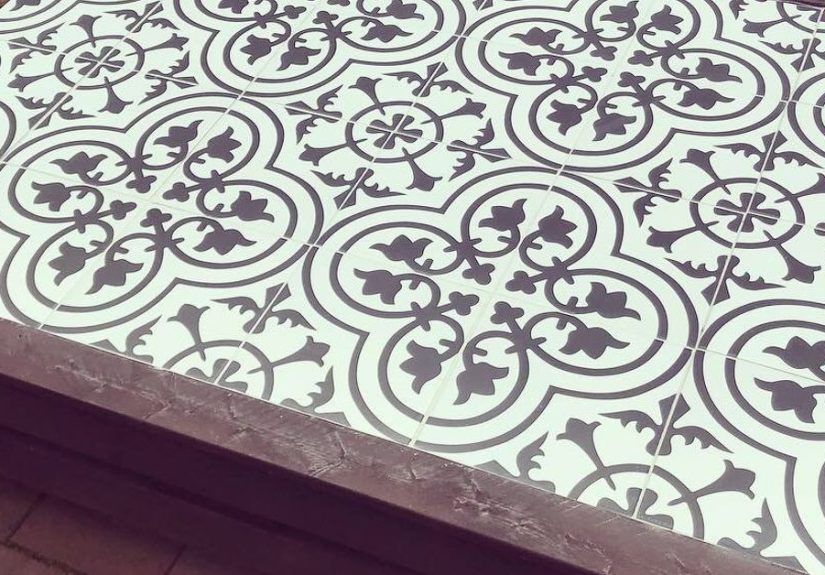 How to Make a DIY Outdoor Pallet Tile Coffee Table