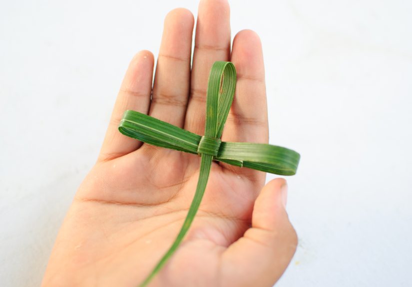 How to Make a Palm Frond Cross: 14 Steps
