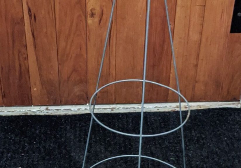 How to Make Tomato Cage Christmas Gnomes For the Holidays