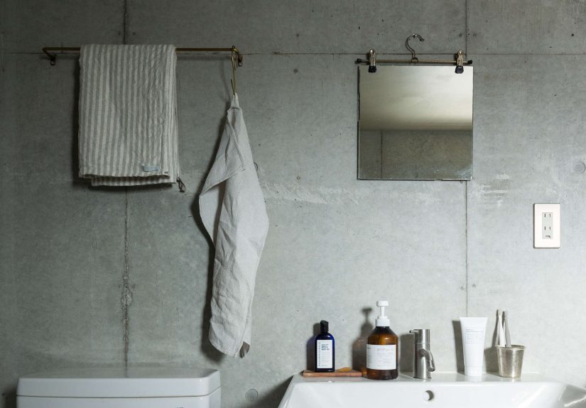 Remodelista Reconnaissance: A Deconstructed DIY Mirror in a Tokyo Bath