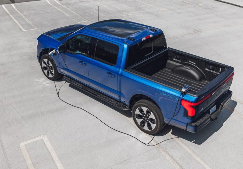 2022 Ford F-150 Lightning Thinks It Can Charge Itself