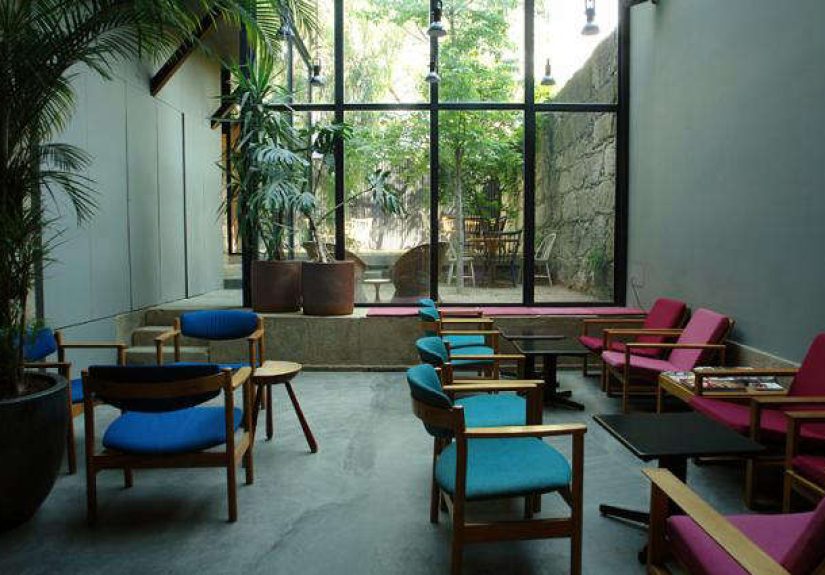 Cafe Vitoria: Colorful Collisions in Porto