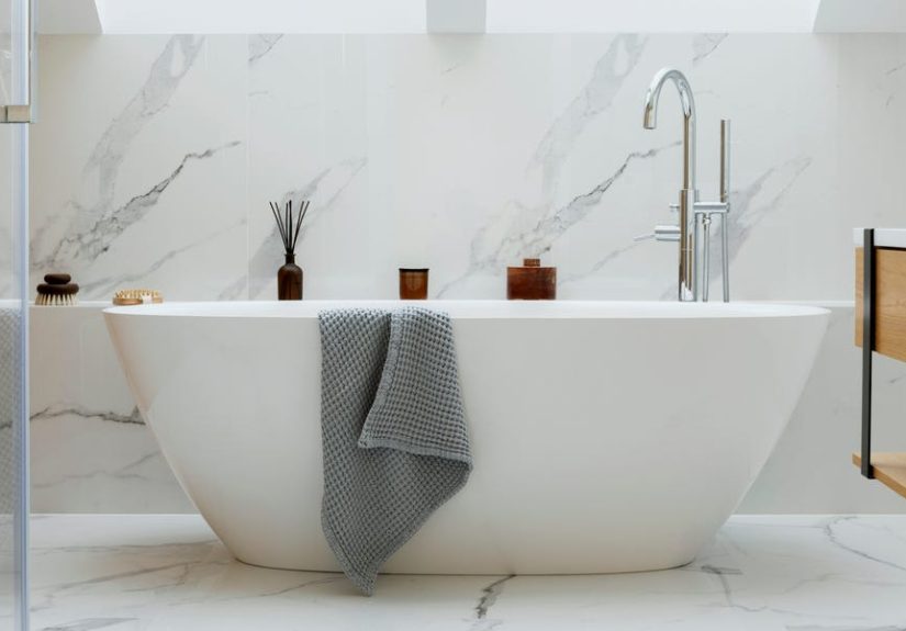 From Fluffy Towels to Medicine Cabinets: 9 Things Professional Organisers Never Keep in the Bathroom