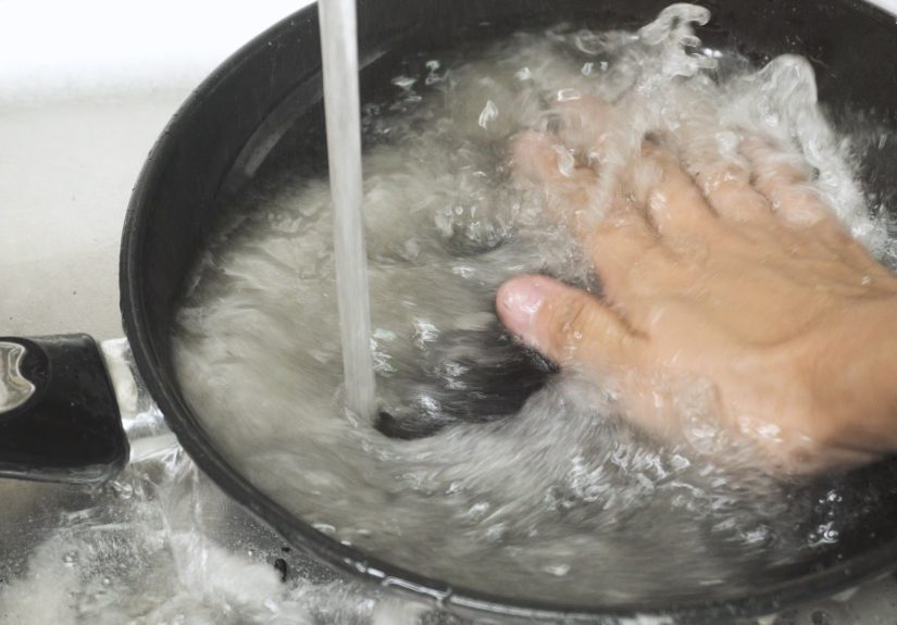 How to Clean a Pan with Baking Soda: 10 Steps
