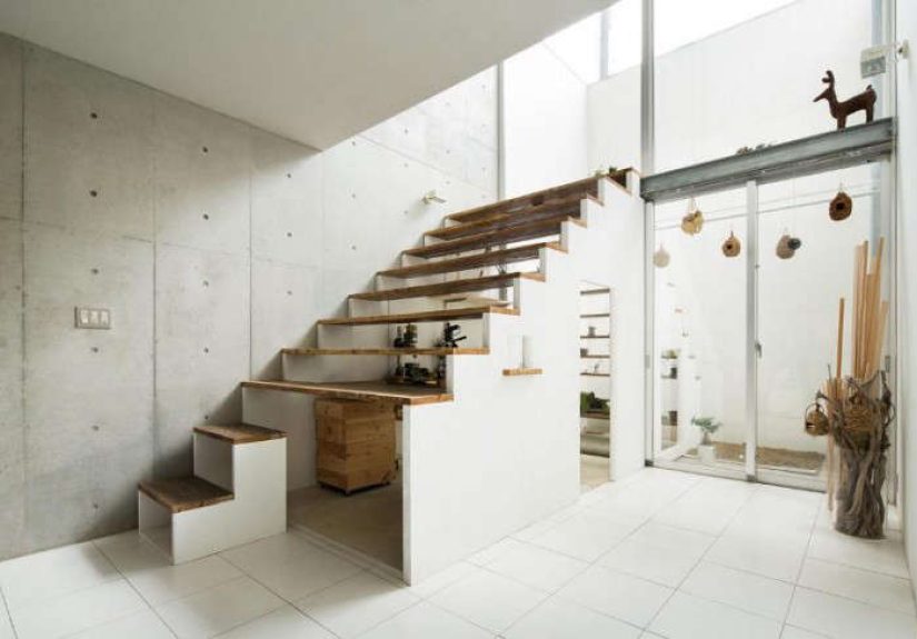 Small-Space Living: An Office Under the Stairs in Tokyo
